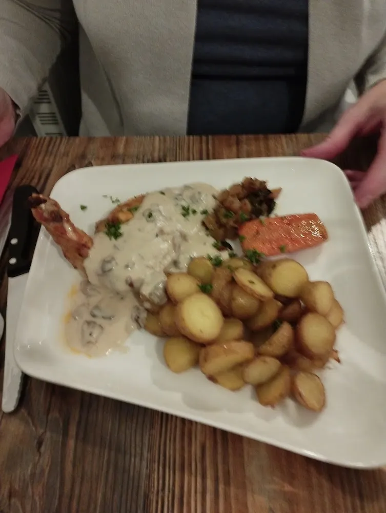 Suprême de Poulet Sauce Aux Morilles